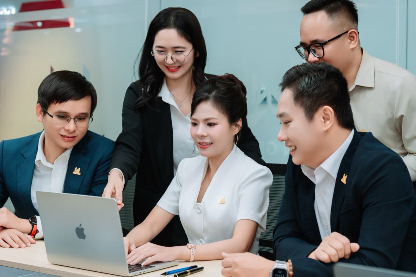 Đội ngũ HVN Group làm việc cùng khách hàng